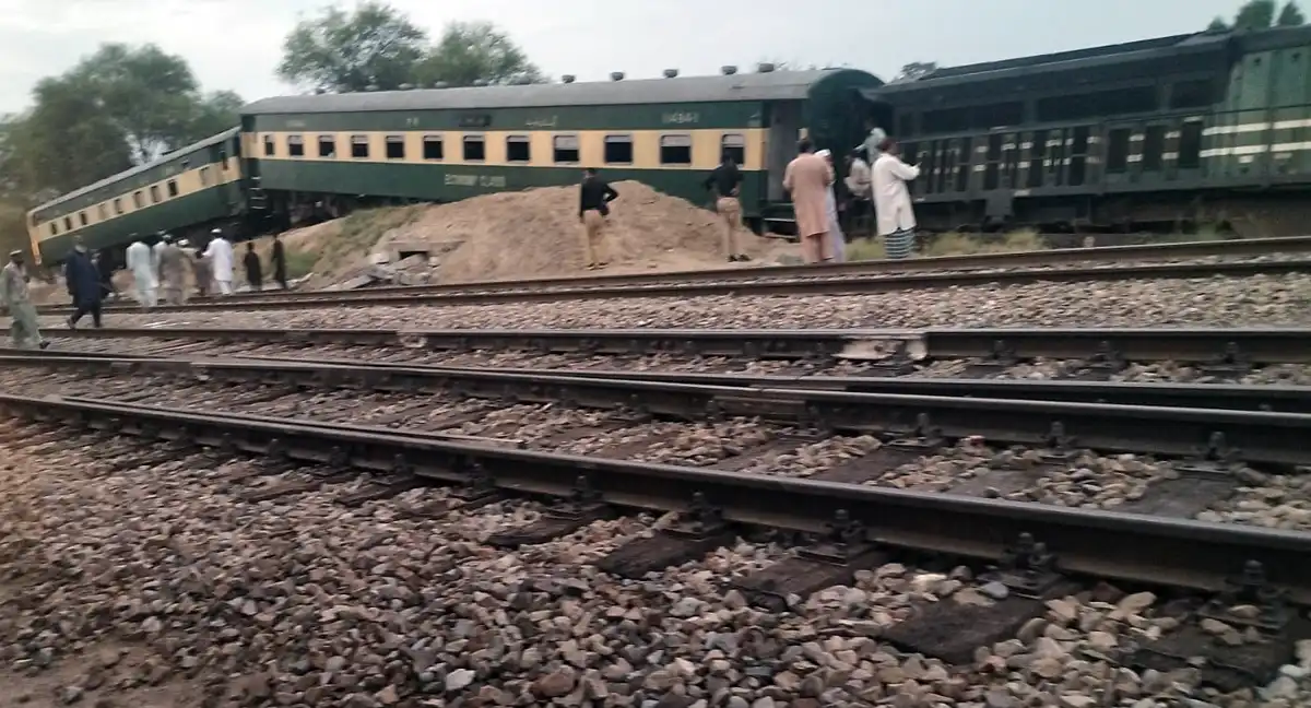 لودھراں میں ہزارہ ایکسپریس کو حادثہ، انجن اور 2 بوگیاں پٹری سے اتر گئیں