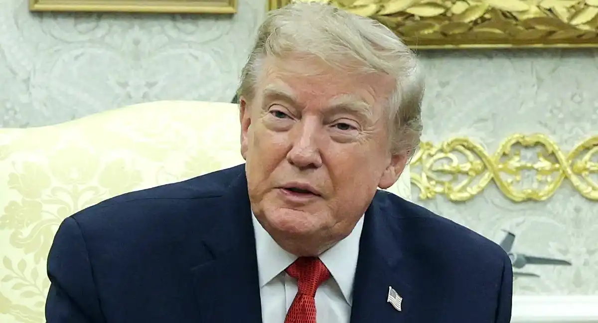 ایران فوراً ہتھیار ڈالے، عمان نے آبنائے ہرمز کھولنے میں رکاوٹ ڈالی تو بمباری کریں گے، ٹرمپ