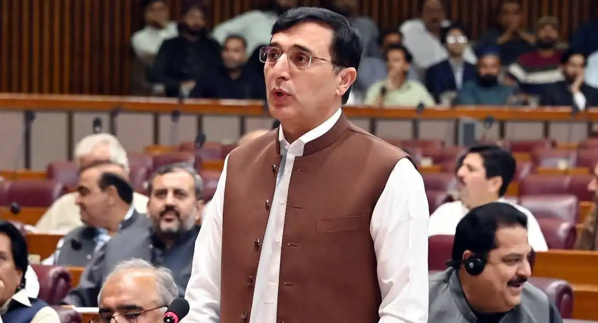 بانی پی ٹی آئی سے ناروا سلوک جاری رہا تو ایوان میں نہیں رہیں گے، بیرسٹر گوہر کی دھمکی