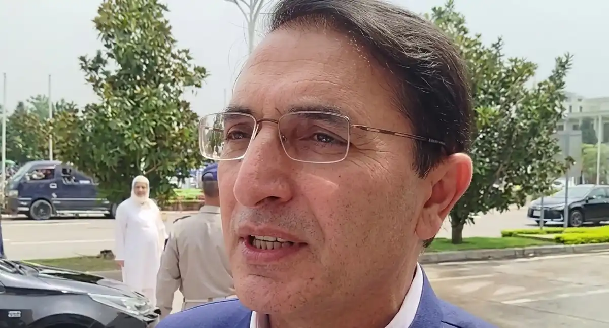 بانی پی ٹی آئی کو دوسرے اسپتال منتقل کرنا بدقسمتی ہے، بیرسٹر گوہر