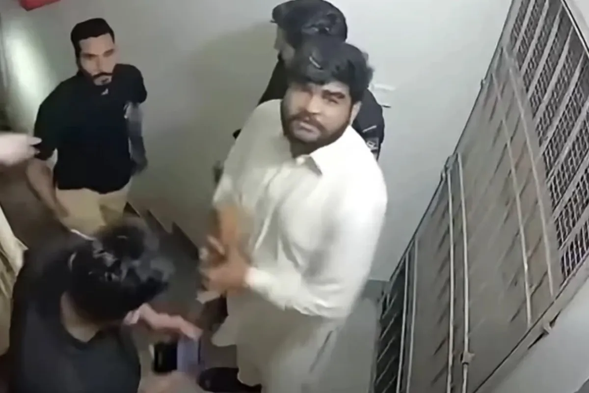خیابان بخاری جھگڑا؛ موقع پر موجود پولیس اہلکاروں کی شناخت ہوگئی