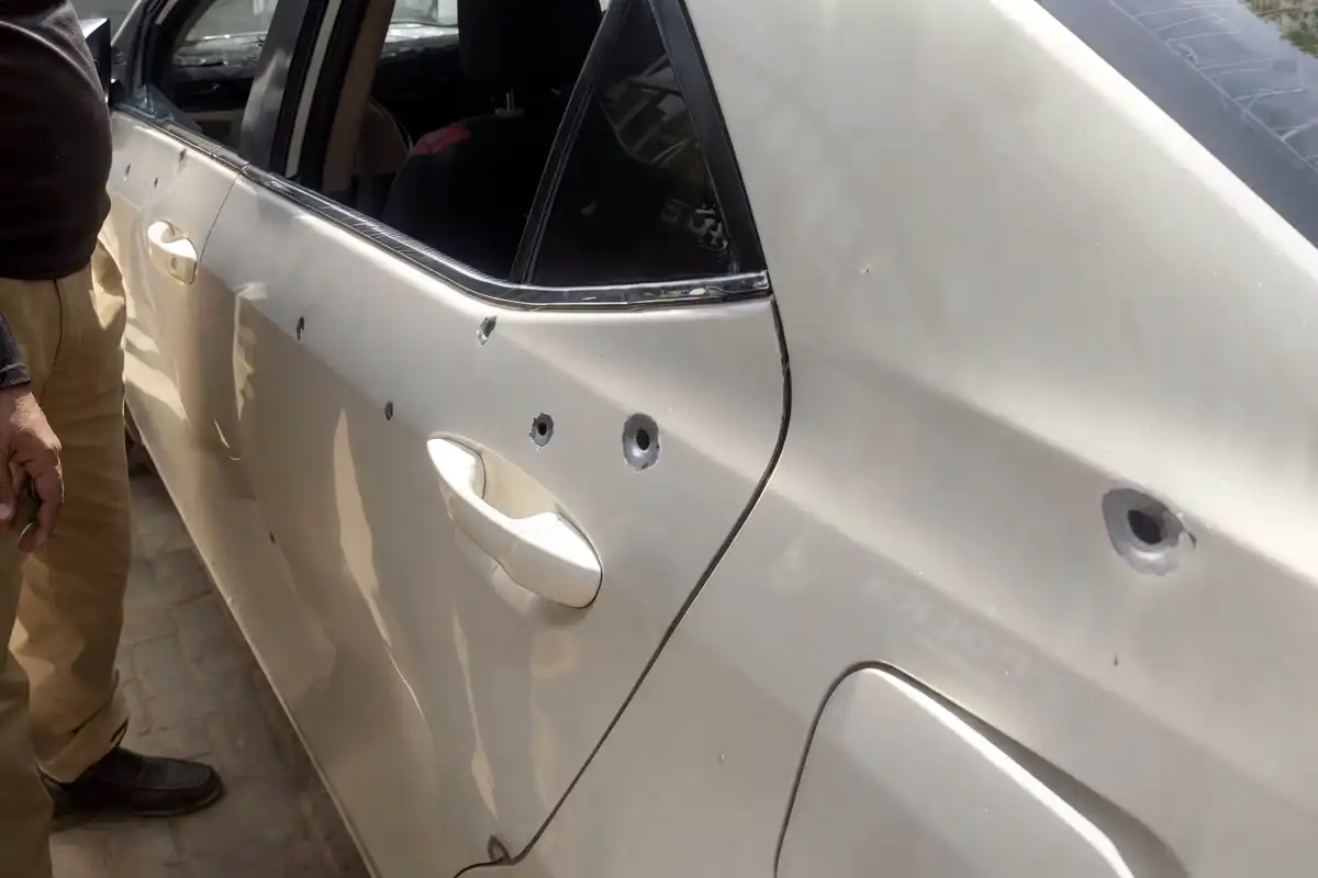 لاڑکانہ میں کار پر فائرنگ، ڈرائیور سمیت 4 افراد جاں بحق