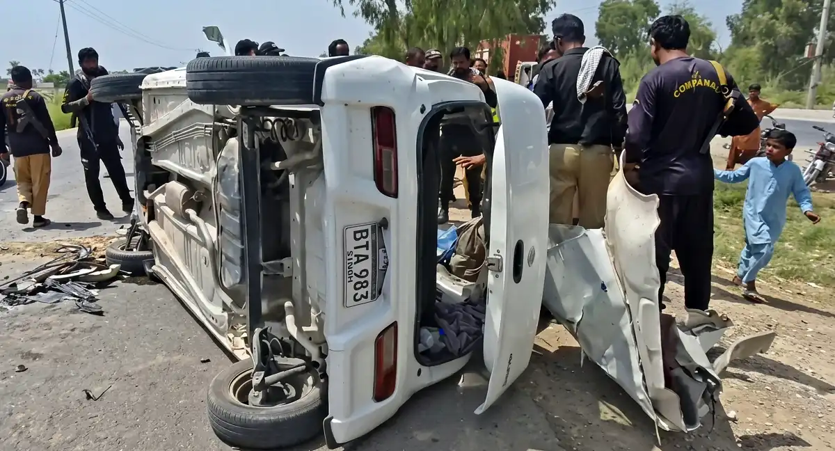 گھوٹکی: قومی شاہراہ پر کار کا ٹائر پھٹنے سے گاڑی ٹرالر سے ٹکرا گئی، 4 افراد جاں بحق