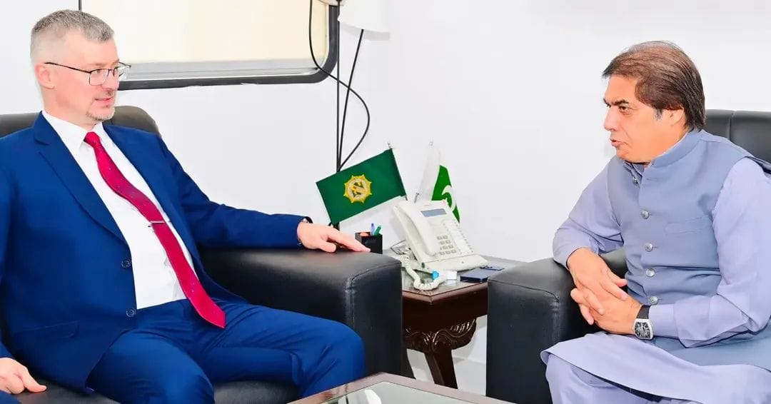 روسی سفیر البرٹ پی خوروف کی وفاقی وزیرِ ریلوے حنیف عباسی سے اہم ملاقات