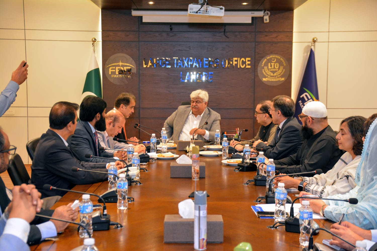 چیئرمین ایف بی آر کی ٹیکس بار ایسوسی ایشن کے وفد سے ایل ٹی او لاہور میں ملاقات