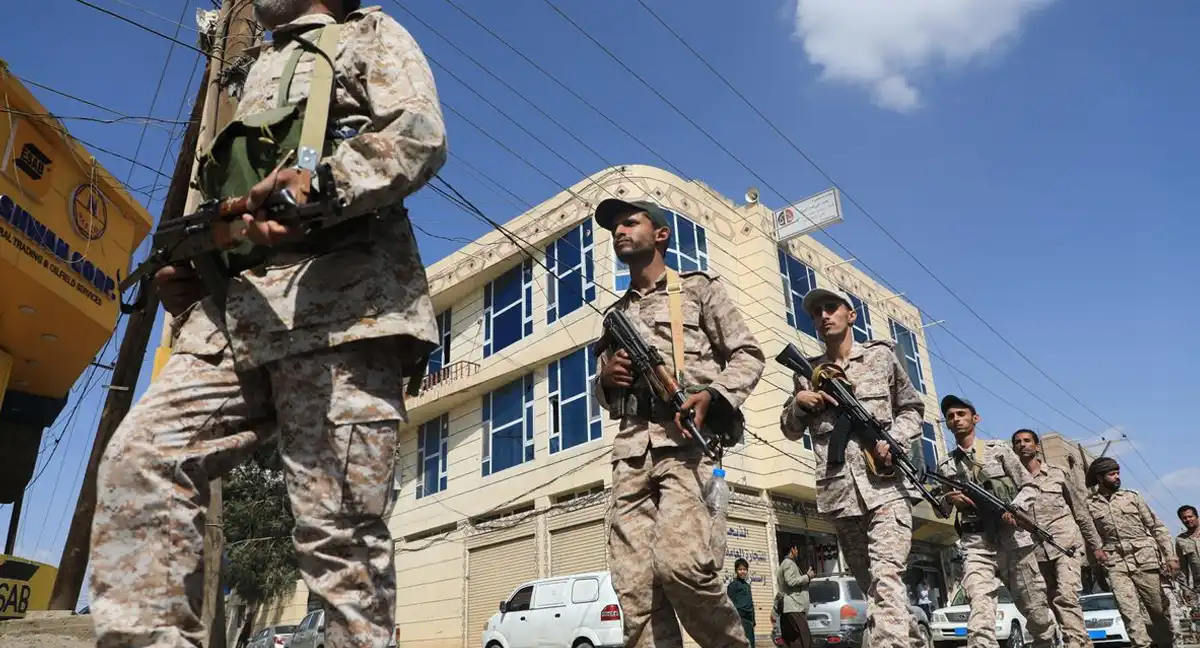 یمن میں حکومتی افواج اور حوثیوں کے درمیان فضائی اور زمینی حملوں میں شدت