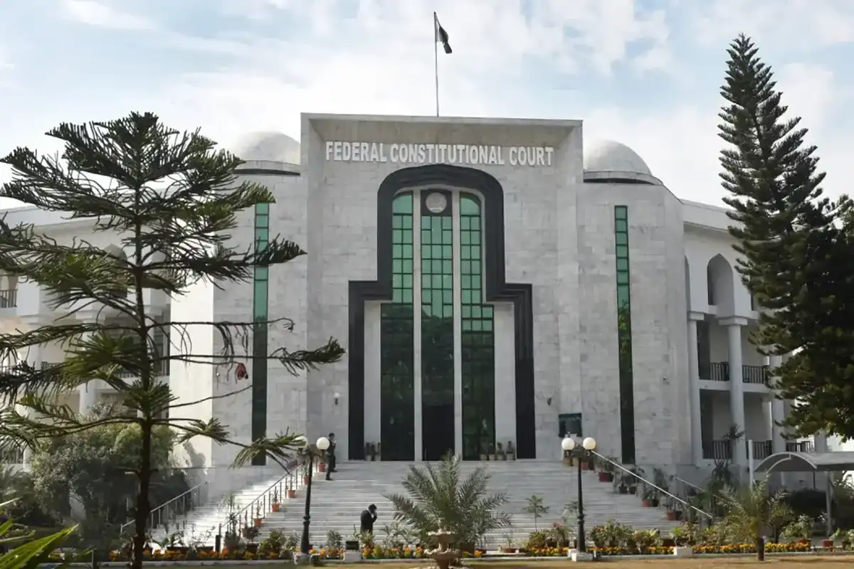 وفاقی آئینی عدالت نے سپریم کورٹ میں زیر سماعت بانی پی ٹی آئی کے کیس کا ریکارڈ طلب کرلیا