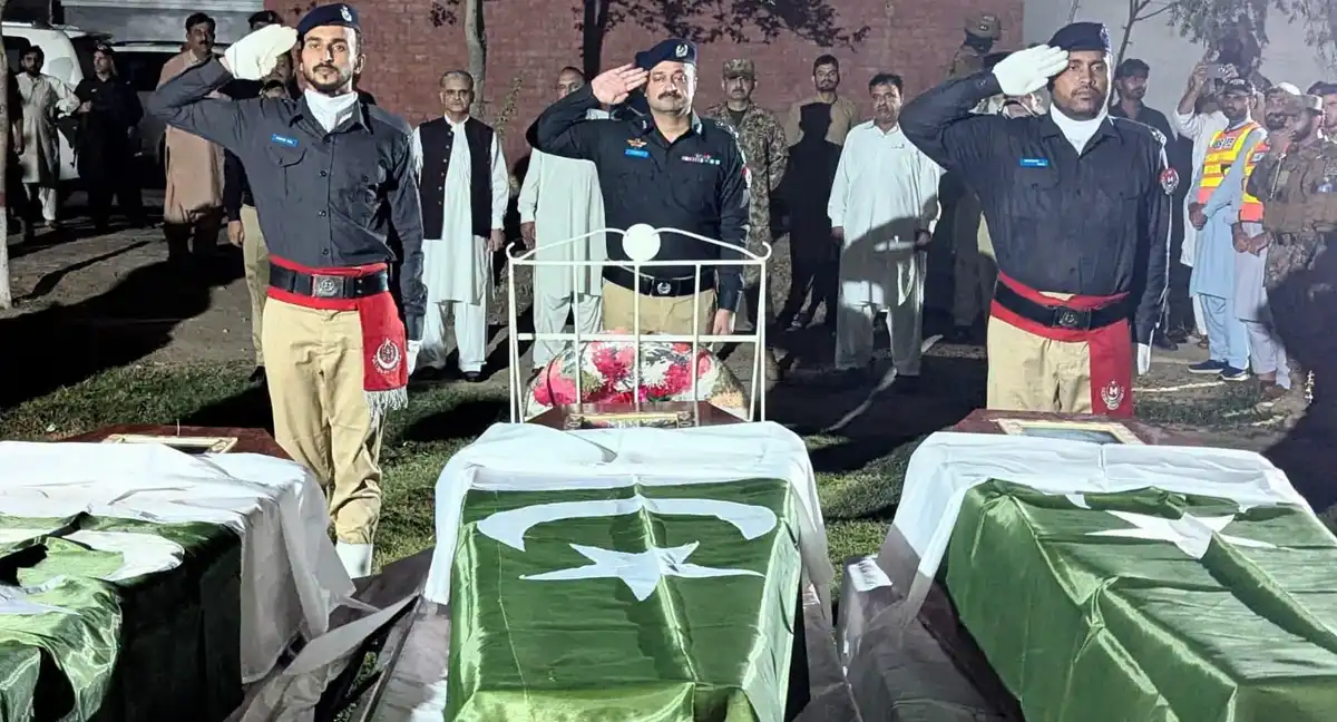 ڈیرہ اسماعیل خان دھماکے کے تین شہید اہلکاروں کی نماز جنازہ ادا کردی گئی