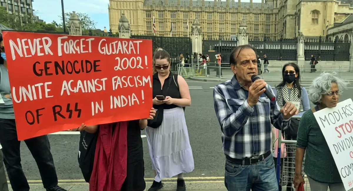لندن میں آر ایس ایس سربراہ کے دورے کے خلاف پارلیمنٹ کے باہر شدید احتجاج