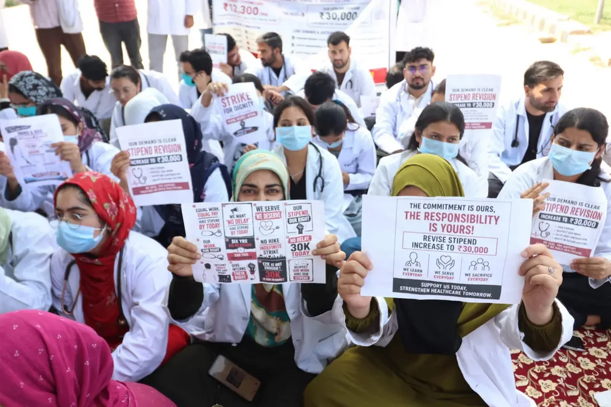 مقبوضہ جموں و کشمیر میں انٹرن ڈاکٹروں کی غیر معینہ مدت ہڑتال پانچویں روز بھی جاری