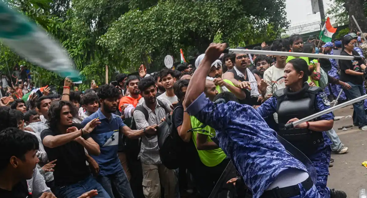 بھارتی پولیس کا پرامن مظاہرین پر تشدد، عالمی سطح پر شدید تنقید