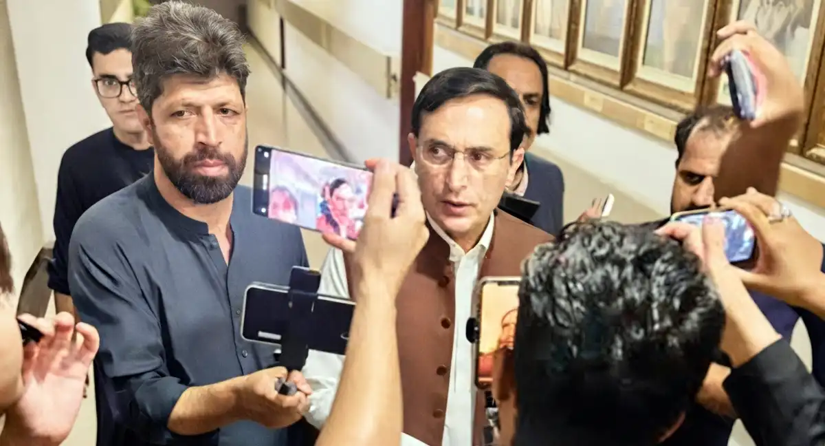 مذاکرات میں ڈیڈ لاک ہے، لانگ مارچ کا جواب ایمرجنسی یا گورنر راج نہیں، بیرسٹر گوہر