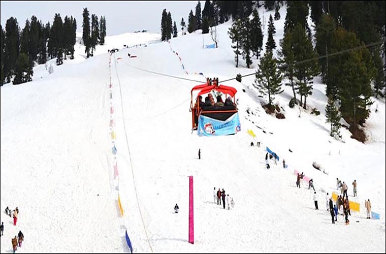 Light rain and thunderstorm with snowfall at some parts in Pakistan