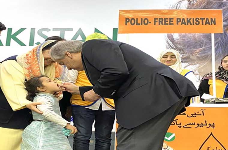 UN secretary general administers polio vaccine drops to kids in Lahore