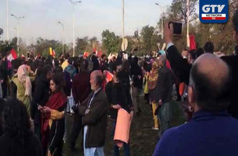 Aurat March pelted with stones in Islamabad