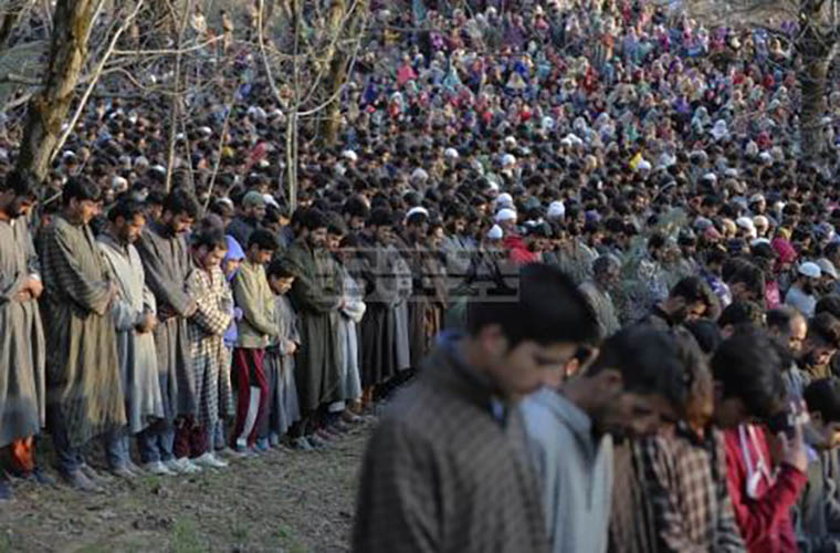 Kashmiris largely attend funeral of four martys in Kulgam district in IOK