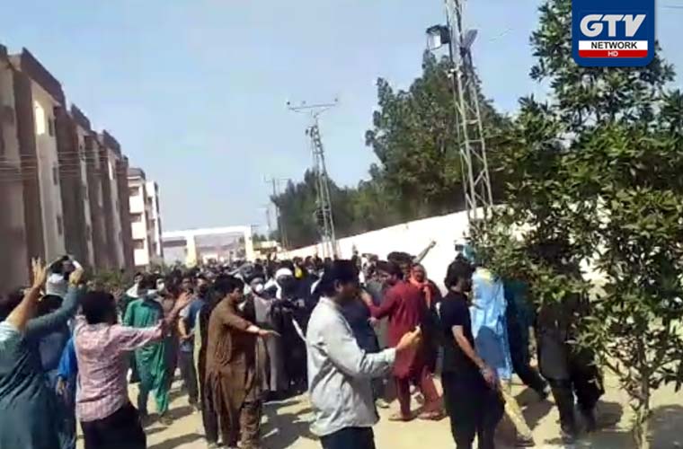 Under-quarantine pilgrims lodge protest in Sukkur