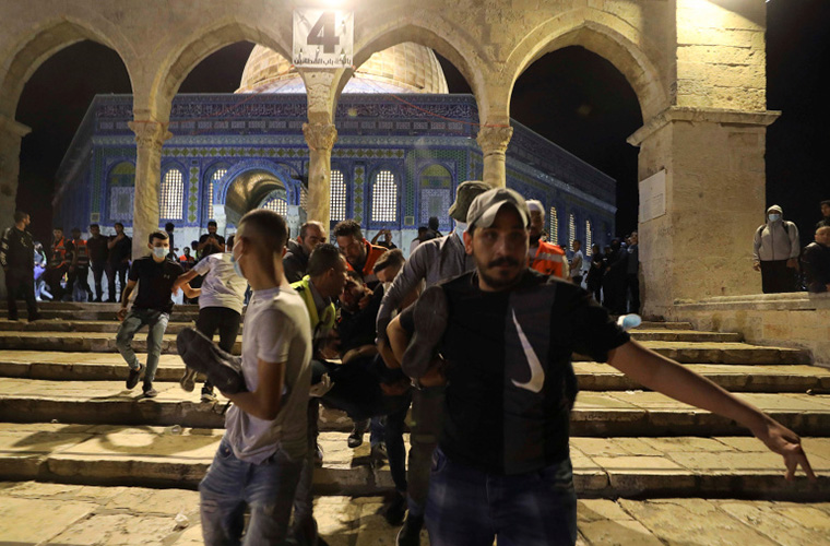 More than 200 Palestinians injured in Israeli attack at Aqsa mosque