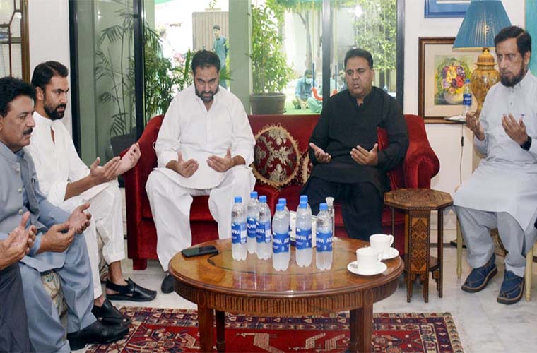 Information Minister visits residence of Arif Nizami for condolences