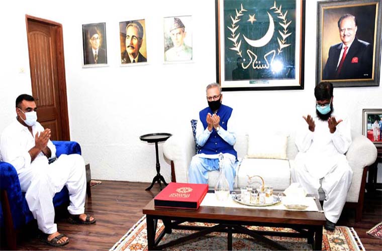 President Alvi visits residence of former President Mamnoon for condolences