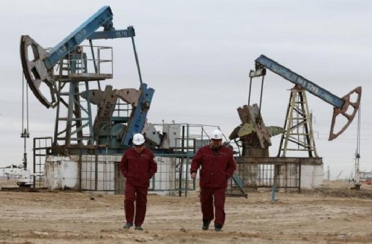 Oil prices edge up on Kazakhstan, Libyan supply worries