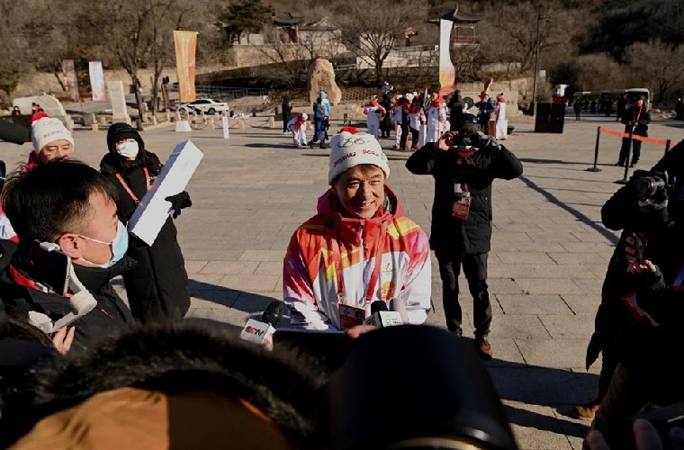 Jackie Chan carries Olympic torch atop Great Wall