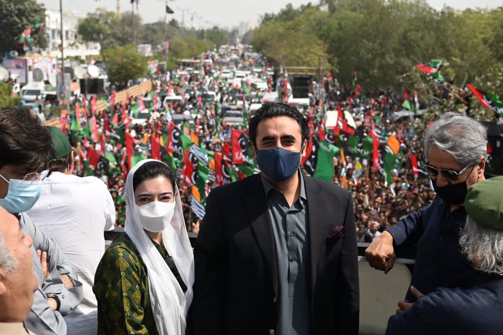 Bilawal throws down gauntlet to Imran