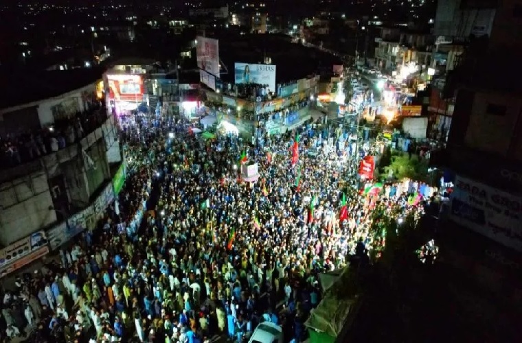 PTI supporters take to streets on call of Imran Khan