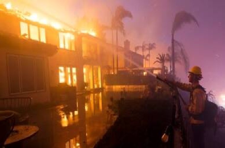 Fire burns at least 20 homes in wealthy California town of Laguna Niguel
