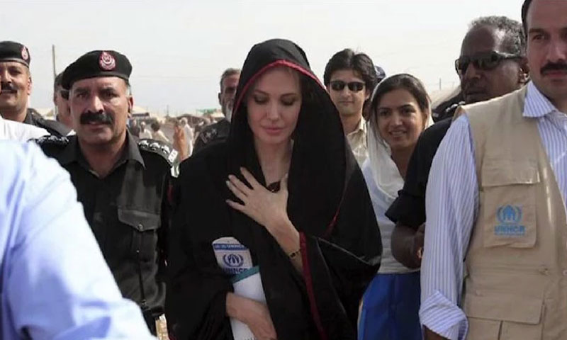 Anjelina Jolie arrives in Pakistan to help flood victims