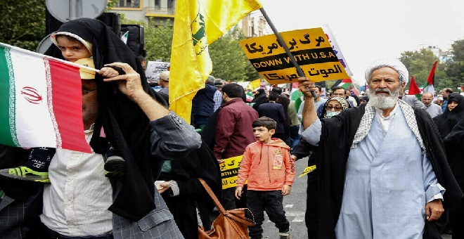 Thousands of Iranians demonstrate against Israel and the US