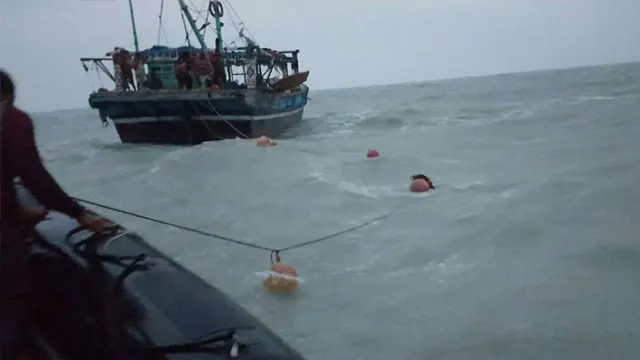 All 50 fishermen rescued after their boat sank off Thatta