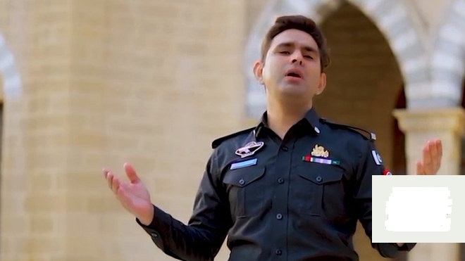 Netizens shower love on cop for Na’at recitation