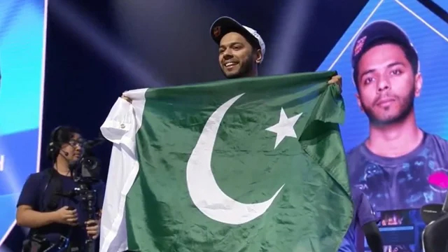 Arslan Ash keeps Pakistan flag high