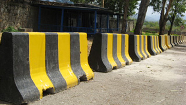 Karachi authorities remove barricades after SC order