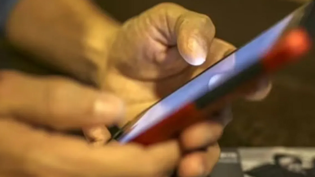 Gemini lets you make calls and send messages without unlocking your phone