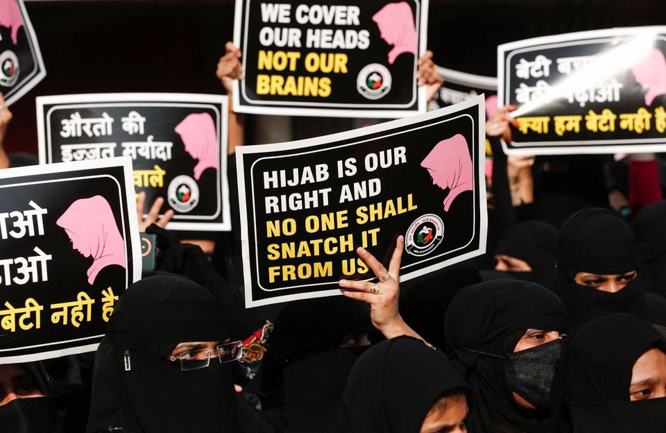 Burqa-clad women barred from entering Delhi café