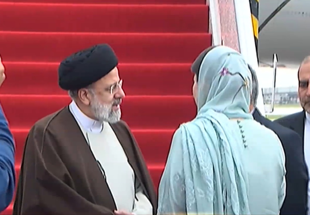 Raisi visits Tomb of Iqbal in Lahore