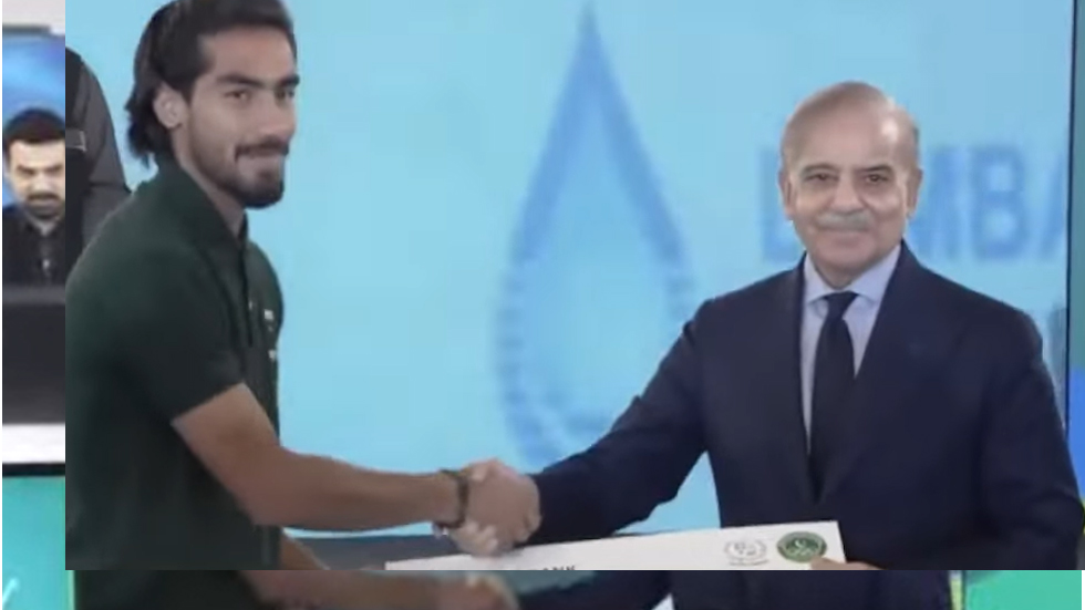 PM distributes cash prizes to Pakistan hockey team