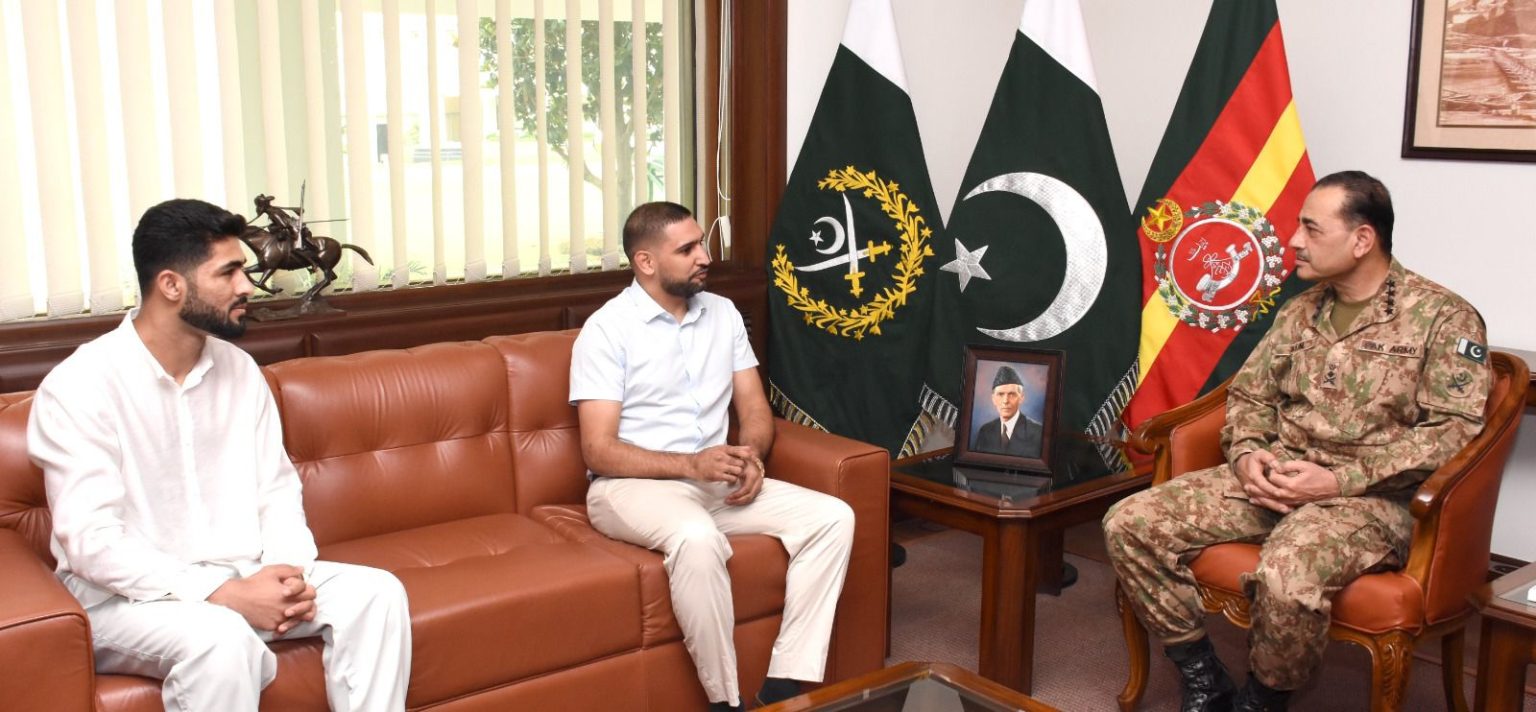 Boxer Amir Khan, Shahzaib Rind meet COAS