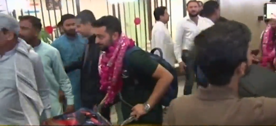 Hockey team given warm welcome at Lahore airport