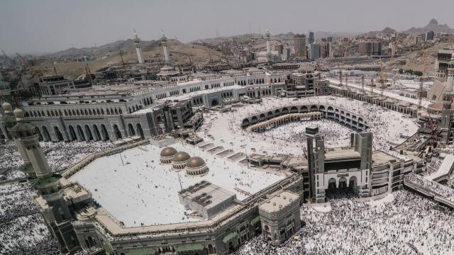Israel prevents 2,500 Palestinians from performing Hajj