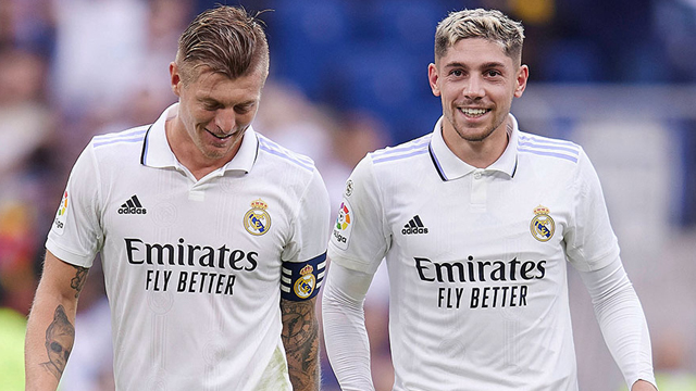 Toni Kroos passes no.8 shirt to Federico Valverde