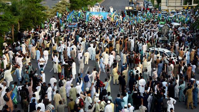Govt makes first formal contact with JI as sit-in enters second day