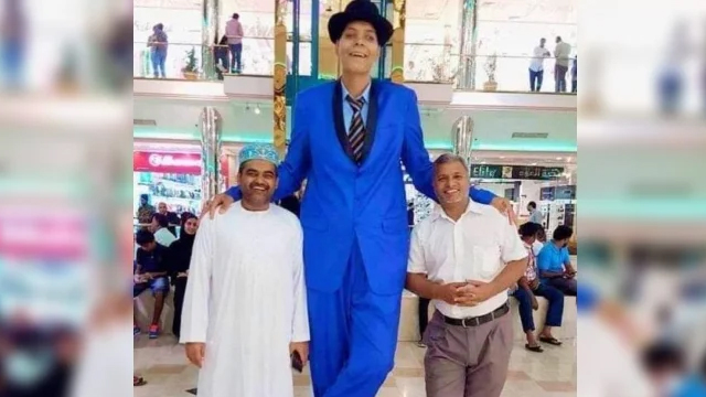 Pakistan’s tallest man dies aged 30