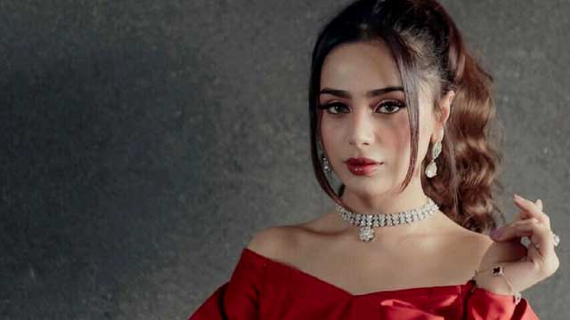Aima Baig faces backlash for performing in Jeddah music night after Umrah