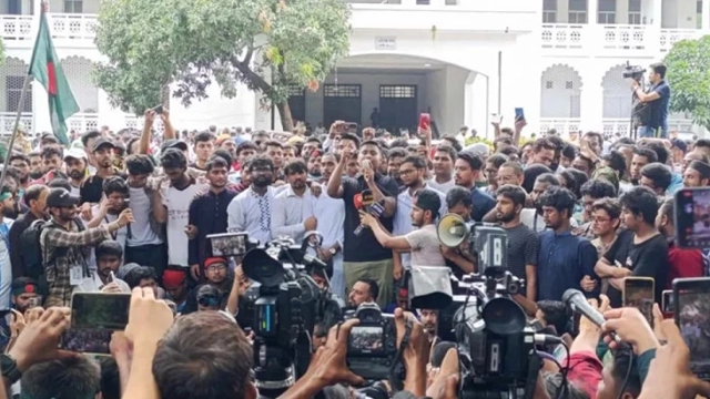 Bangladesh protestors force chief justice to resign