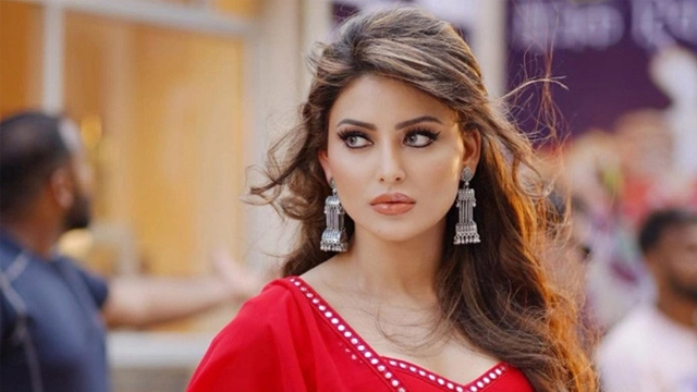 Hospitalised Urvashi shows off injuries