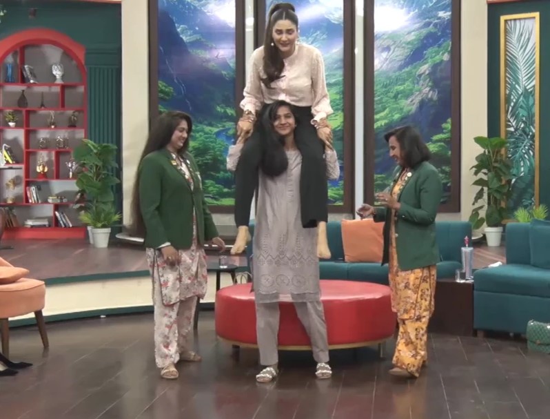 Watch how female lifter lifts host Fiza Ali on shoulders during live show