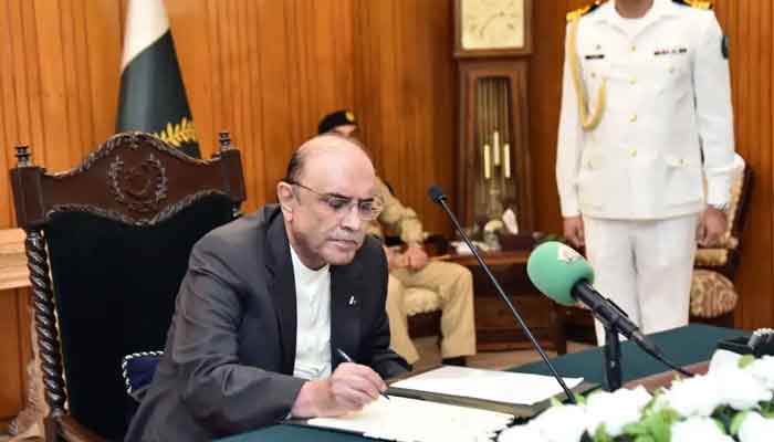 President Zardari signs Elections Act (Amendment) Bill into law